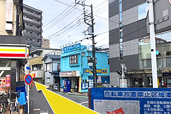 西武線『西所沢駅』改札を出て、デイリーヤマザキの横を真っ直ぐ進みます。