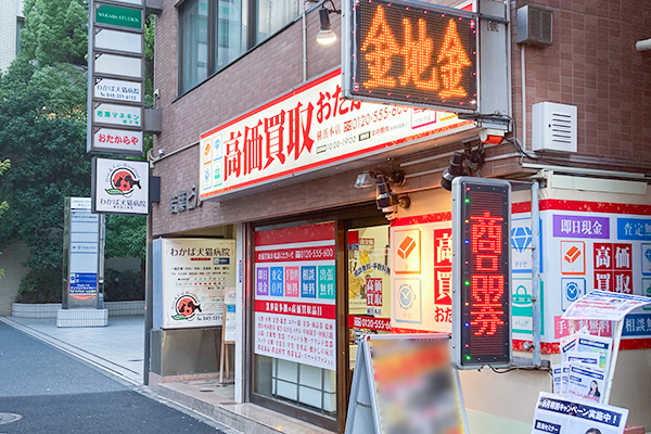 歩道橋の階段を下りて、右手側に真っ直ぐ進むと当店がございます。

