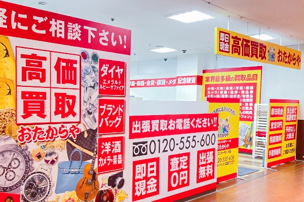 いらっしゃいませ。当店はエスカレーターを降りて
イベント広場そばです。