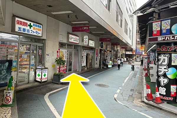 ヨドバシカメラ向かい側の携帯修理店内におたからやがあります。