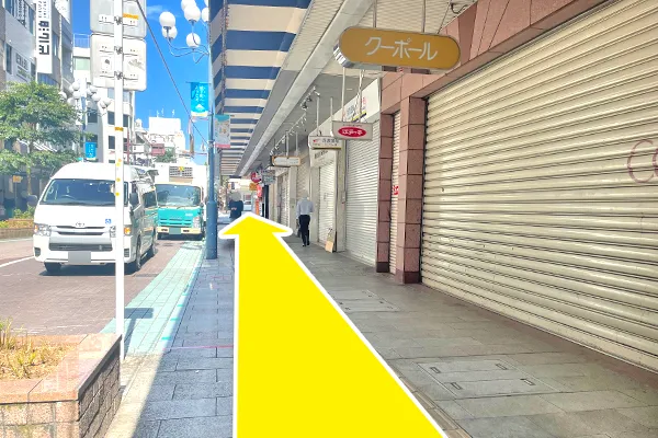 地上に出たら、左手道なりに進みます。