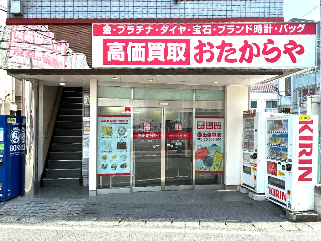中が見える扉で入りやすい入口です。