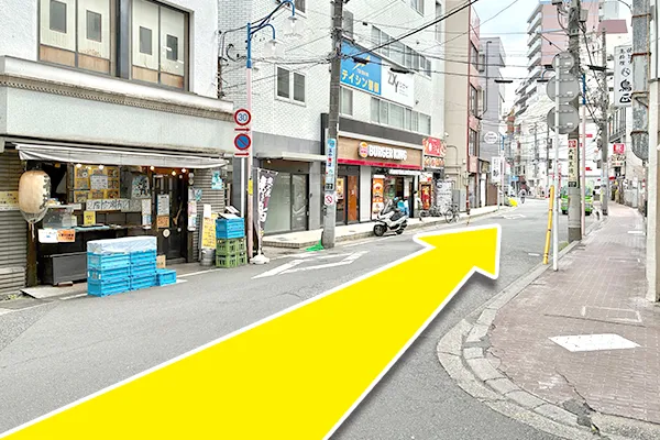左手にバーガーキングがあるので、まっすぐ進みます。
