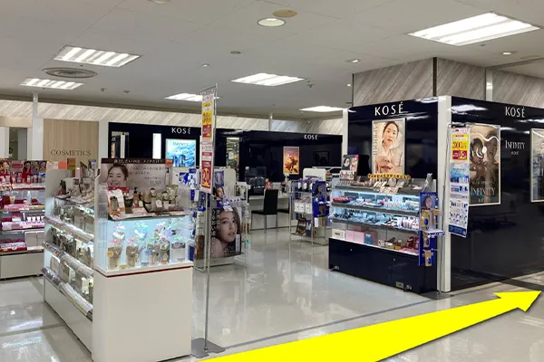 化粧品店の横をそのまま進みます。