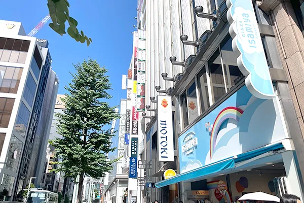 A8出口を出たら、手前にMOTOKI、奥に銀座松屋が見える方へ進みます。