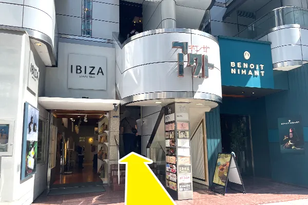 IBIZA右側の階段より、銀座アクトビルへ入ります。