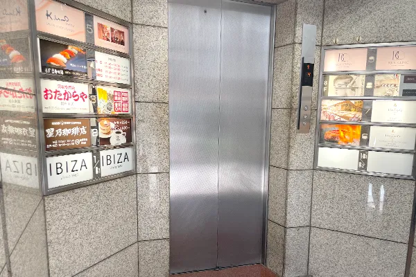 エレベーターで3階へお上がりください。