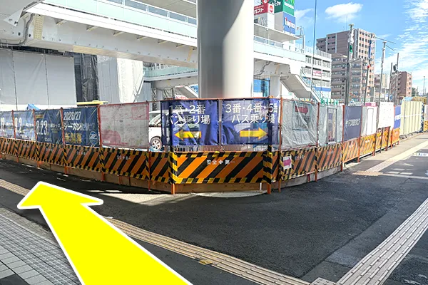 小田急マルシェ下を抜けたらロータリーの手前を左に進みます。