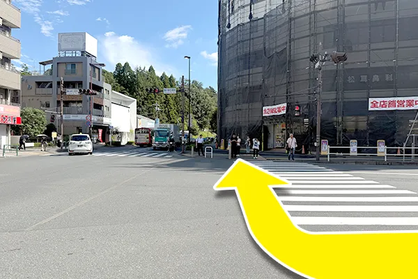バス停2番乗り場先の横断歩道を右に進みます。