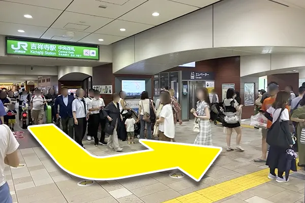 吉祥寺駅　中央改札口を左（北口）に出ます。