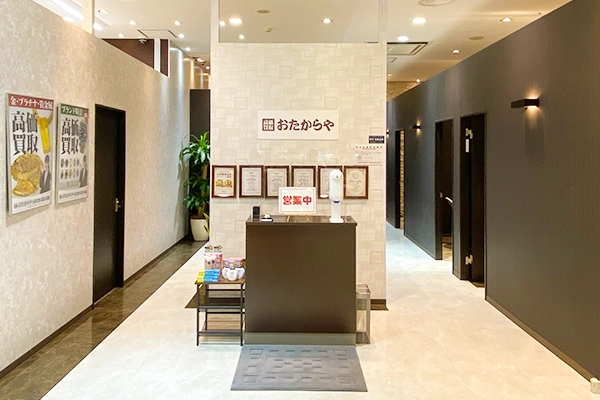 エスカレーターを上がり左に曲がり進むと右手に『おたからやイトーヨーカドー武蔵小金井店』がございます。