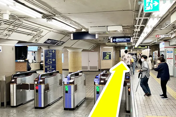 阪急河原町駅「東改札」から出てまっすぐ出口1に進みます。