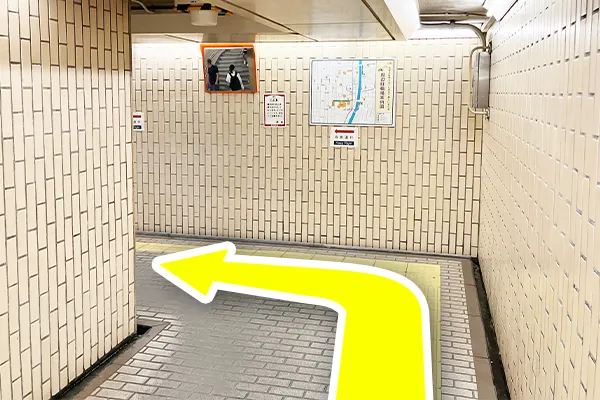 左に曲がり、階段を上がって地上へ向かいます。