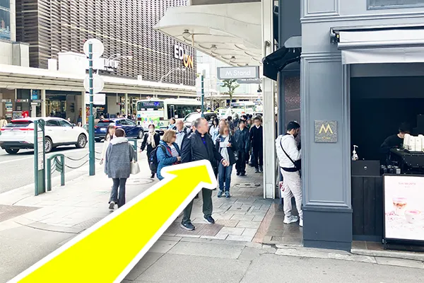 地上へ出たら右手側に見えるM Stand方面へ進みます。