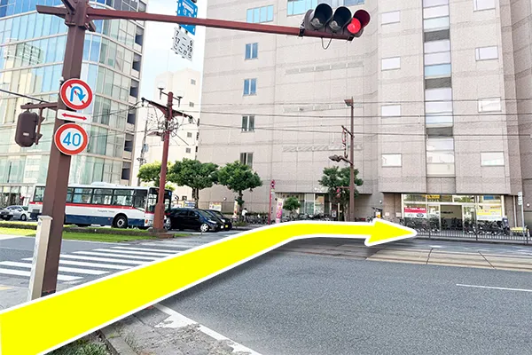 イオン方面に進み、横断歩道を渡ります。