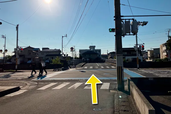 おのクリニックの前を通り道沿いに歩くと信号と橋があります。