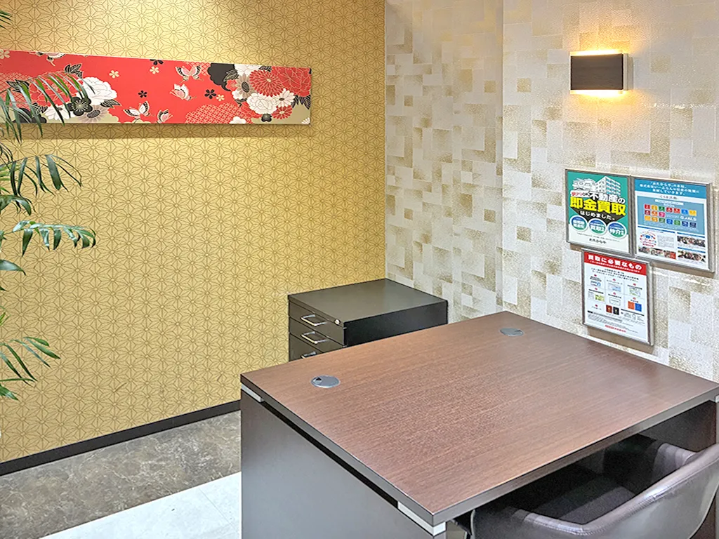 落ち着いた雰囲気の店内になります。