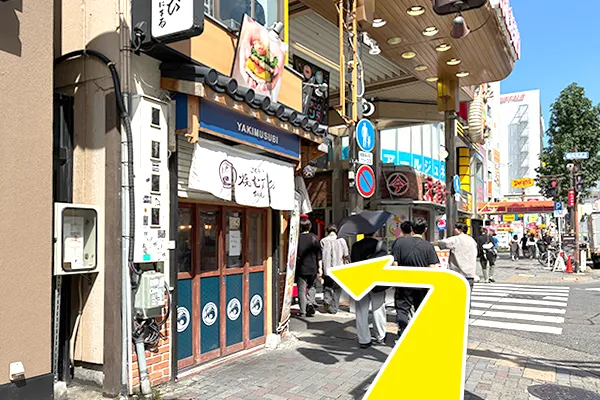 万松寺商店街入口を左に曲がります。