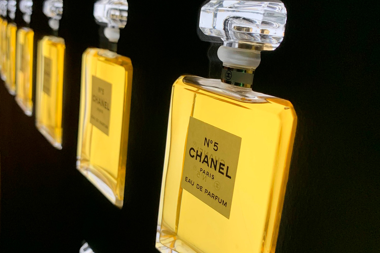 CHANELの知られざる背景と時代を超えるファッション