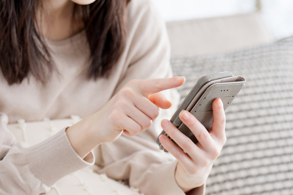 スマホで調べる様子