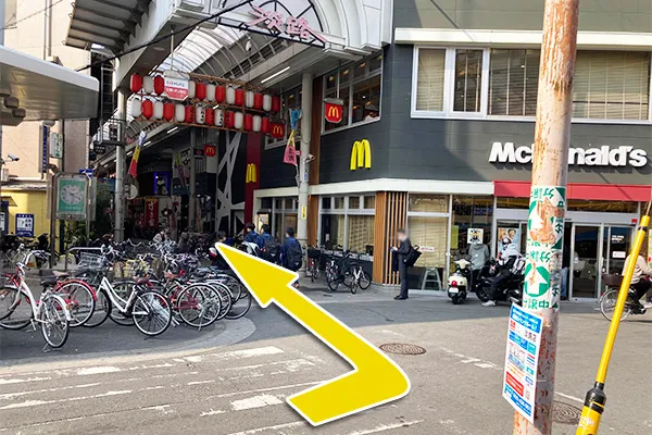 階段を上がると、マクドナルドのある商店街に進みます。