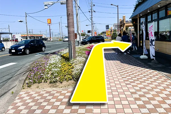新居町駅前交差点を右に曲がります。
