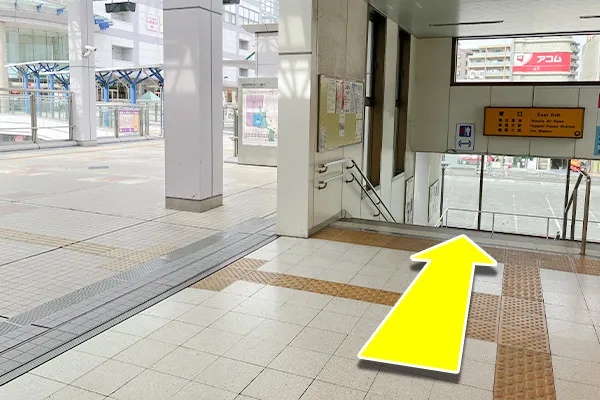 階段があるので下ります。