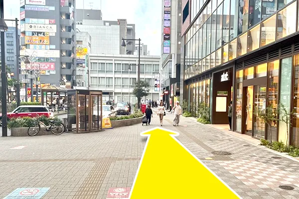 外に出ますと右側エクセシオールカフェの通りを直進します。