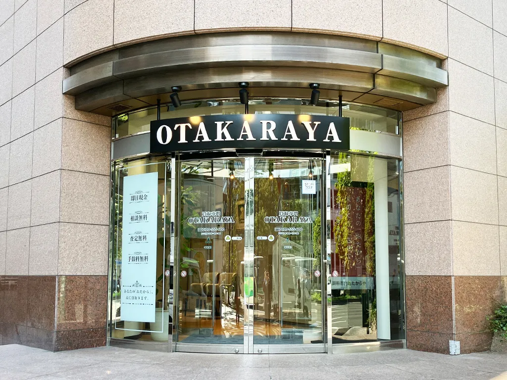 中が見える扉で入りやすい入口です