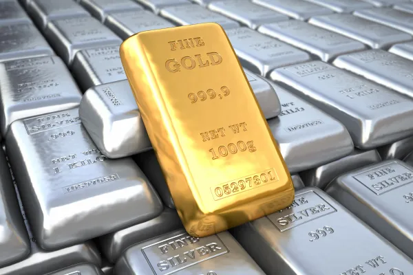 金のインゴット1つとたくさんのシルバーのインゴット