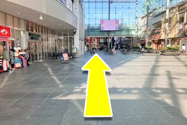 「スターバックス」の前を通り過ぎ、奥まで進みます