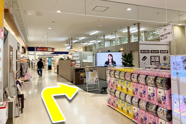 エスカレーターまたはエレベーターで4階へ上がります。
 エスカレーターは降りて右手、エレベーターからは直進で右手、ガチャガチャコーナーの横に当店がございます