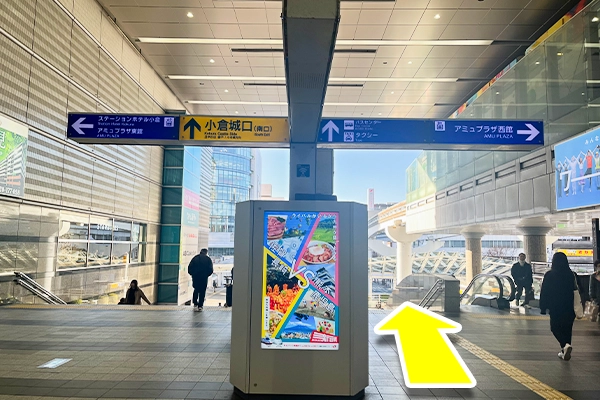 直進し階段を降りて外にでます