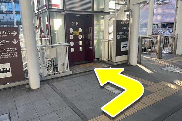 左手にあるエレベーターかエスカレーターで1階のバス乗り場に降ります