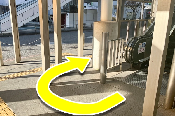 6番バス乗り場はエレベーターまたはエスカレーターを降りたら右手前方向です