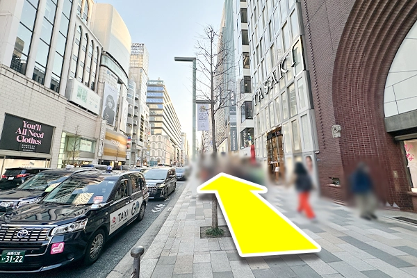 階段を登りますと、右手側にGUが見えますのでそのまま直進してください