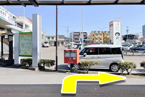 名鉄「岡崎公園前」駅の改札を出て右手に進みます。