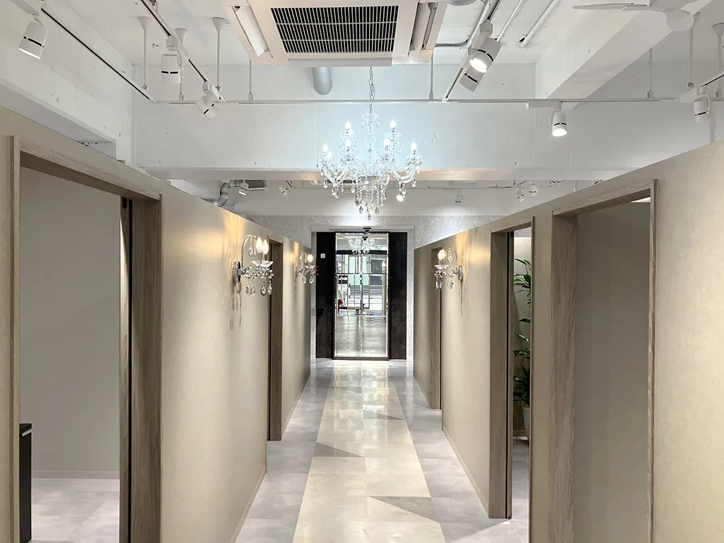 通路はフラットで、お部屋は複数ご用意しております。