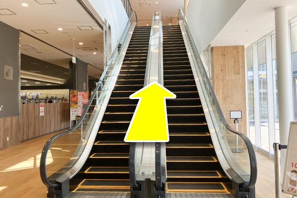 入ってすぐ右手にあるエスカレーターを登って頂き左に進みます