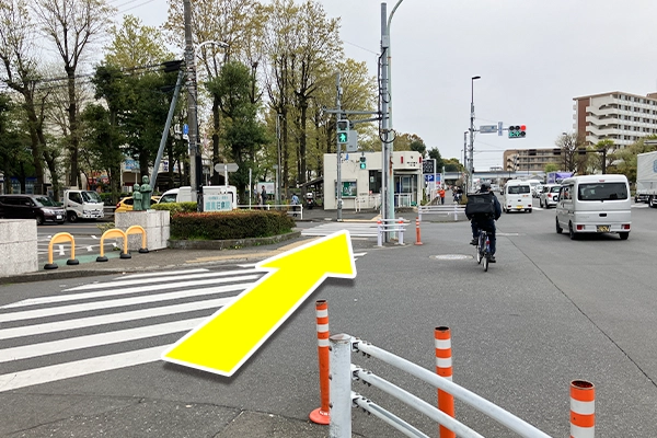 大きい交差点を渡り、直進するとイオンの看板が見えます。