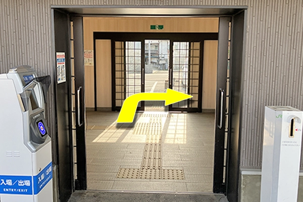 北山形駅西口を出て右手に曲がります。