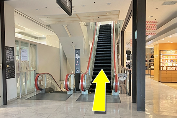 店内に入ると目の前にエスカレーターがありますので2階まで上がります。