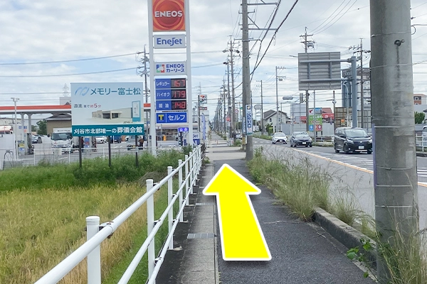 進んでいきますと左手に「ENEOS」、「セブンイレブン｣が見えてきます。そこから720ｍ程道なりに進み、水色の歩道橋がある交差点まで進みます。