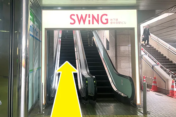 エスカレーターを登って下さい。