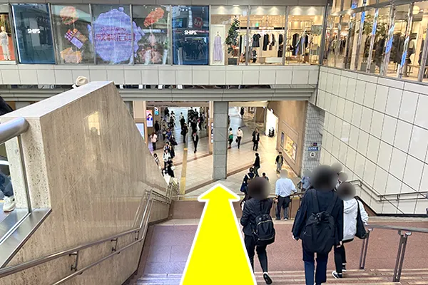 進んだ先の階段・エスカレーターで1階へ下ります。