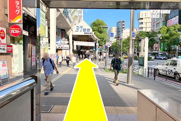 まっすぐ行き横断歩道を渡ります。