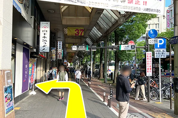 うどん屋さんを左に曲がります。