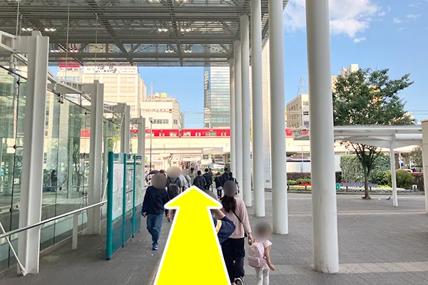 横断歩道に向かってまっすぐ進みます。