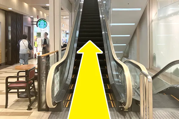 入りましたら左手側にエスカレーターがございますので、5階まで登ります。