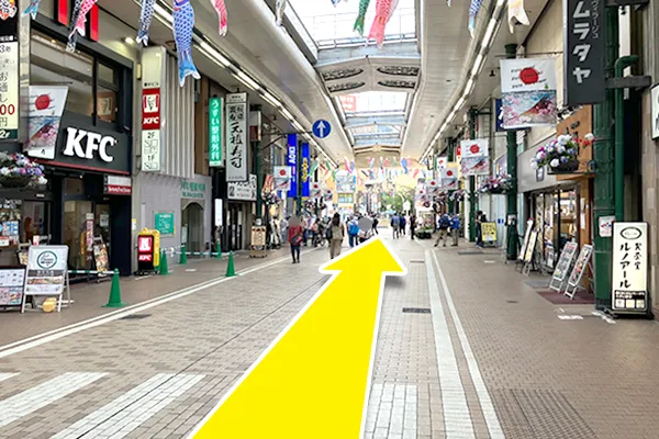 まっすぐ50メートルほど進みます。
